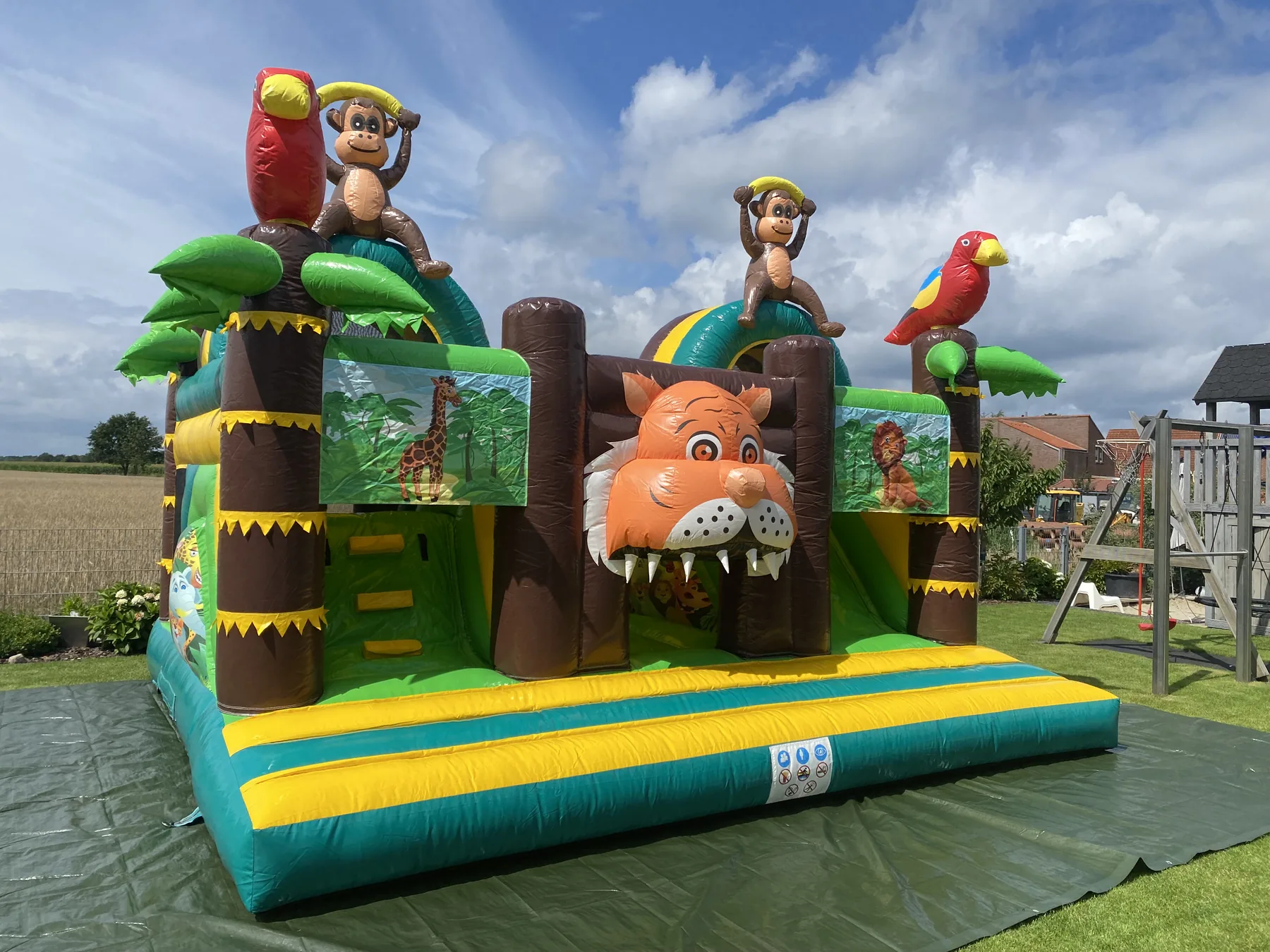 Dschungel-Hüpfburg mit Tigerkopf, Affen und Papageien