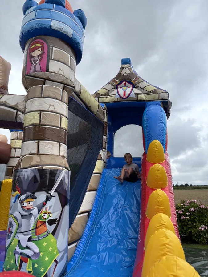 Kinder spielen in der Ritterburg