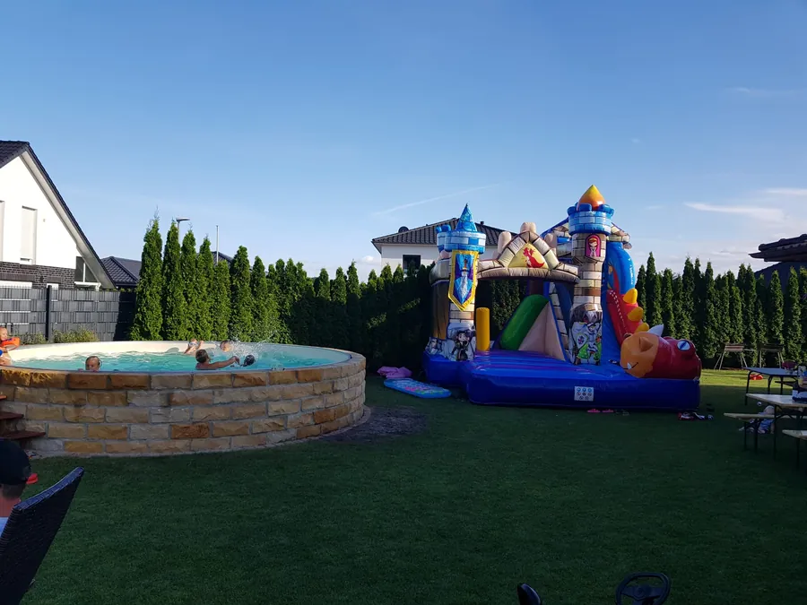 Gartenparty mit Ritterburg und Pool