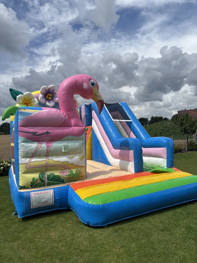 Flamingo-Detail der Strandparty-Hüpfburg vor dramatischem Himmel